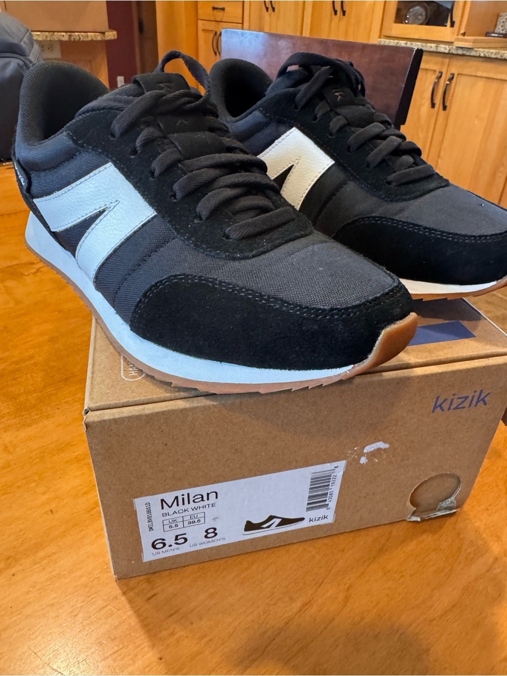 Milan Women’s Black White Retro Runner